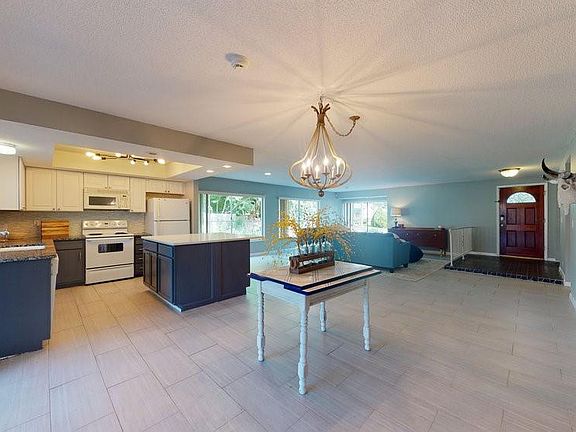 4th image of 18 Casper Dr