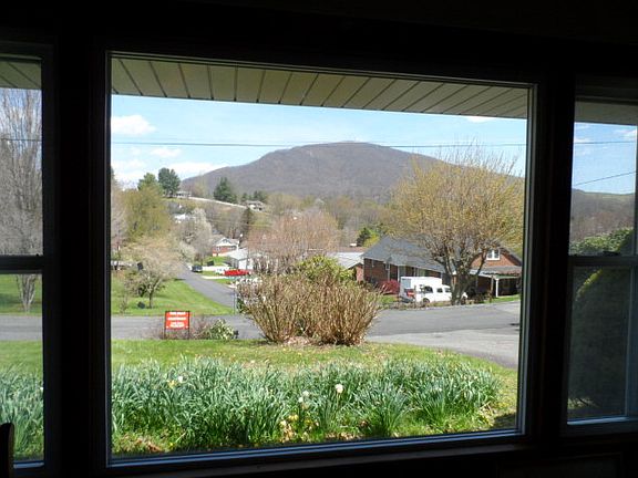 4th image of 601 Meadow Lane Ave