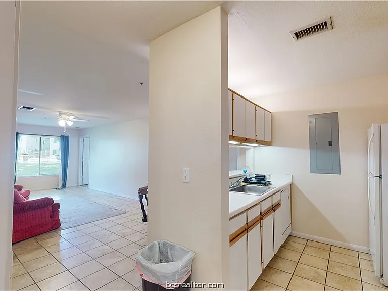 529 Sw Pkwy #102 — Photo 3