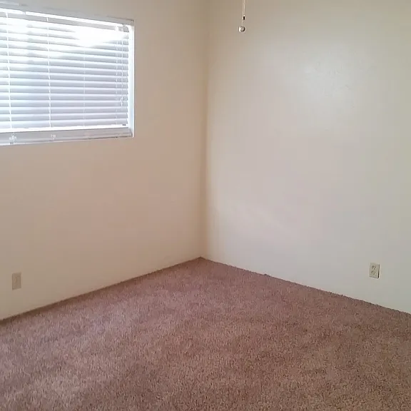 985 Salem St — Photo 11