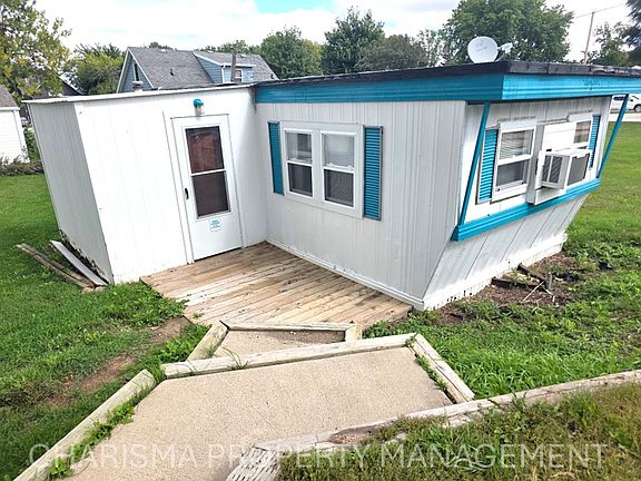 3rd image of 1005 E 4th St #10
