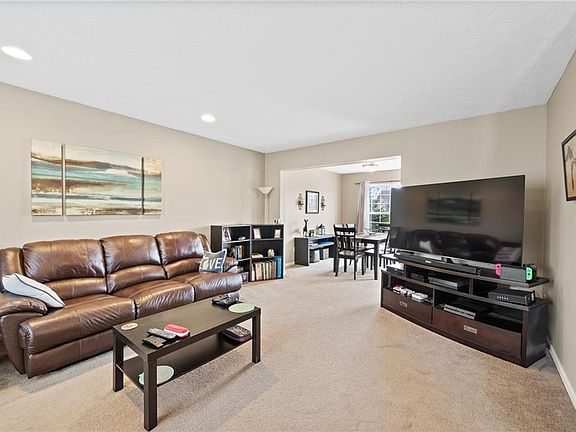 5th image of 38301 Avalon Dr
