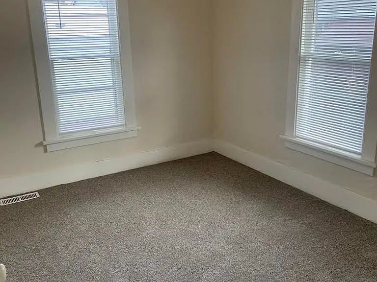 8303 SE Alder St — Photo 10
