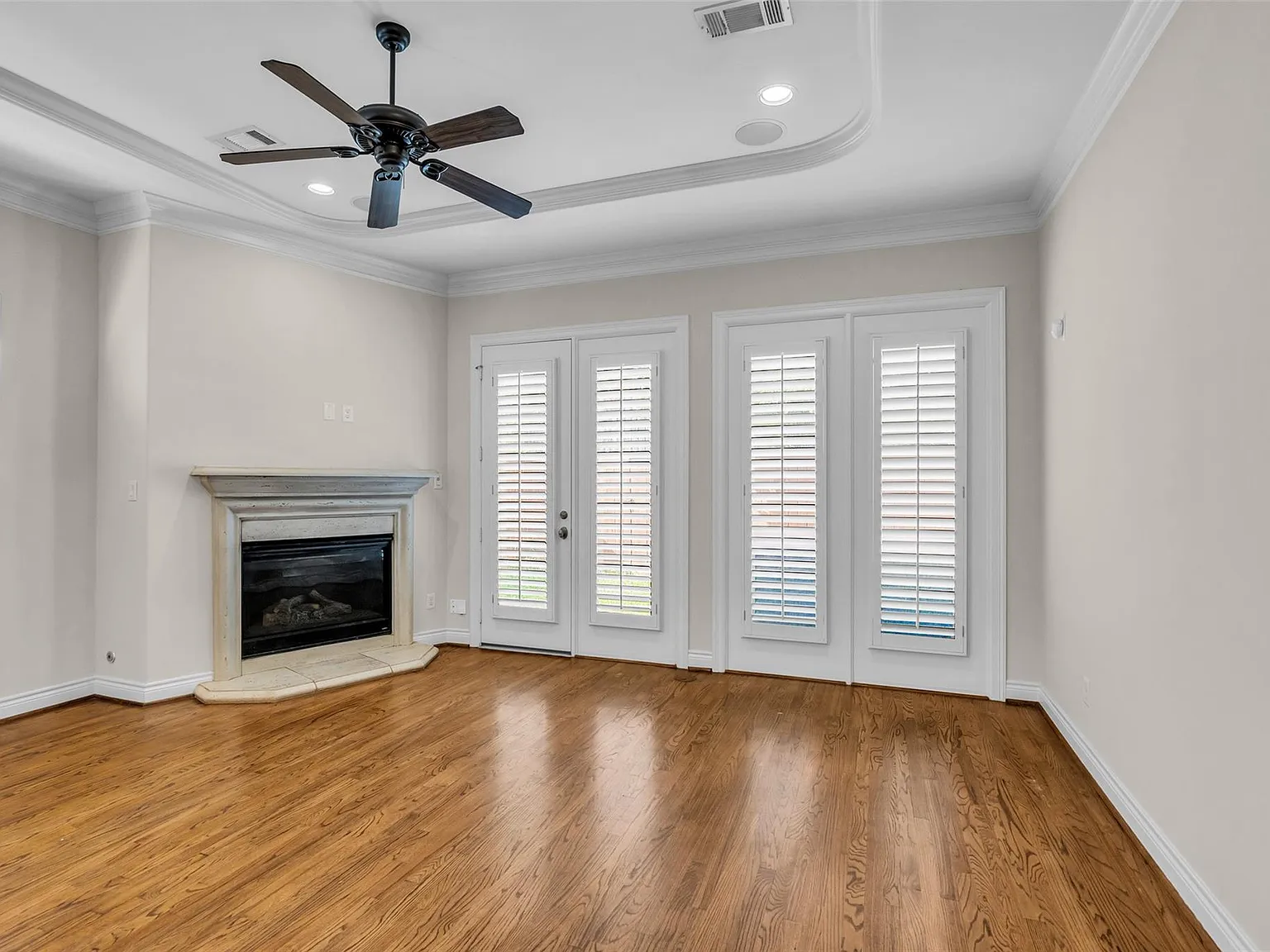4 bed, 3.5 bath, 3801 sqft, $5,000 — Photo 2