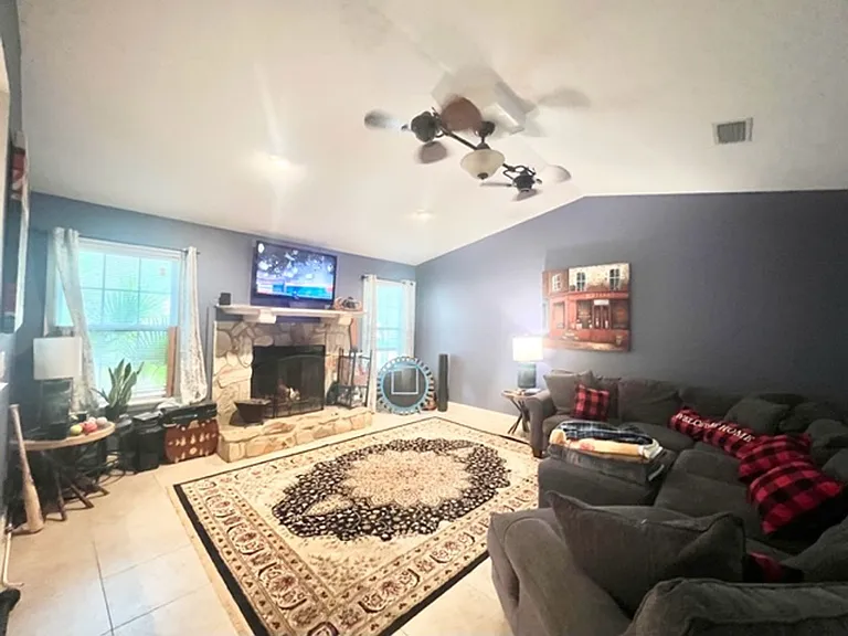 527 Matthew St — Photo 4