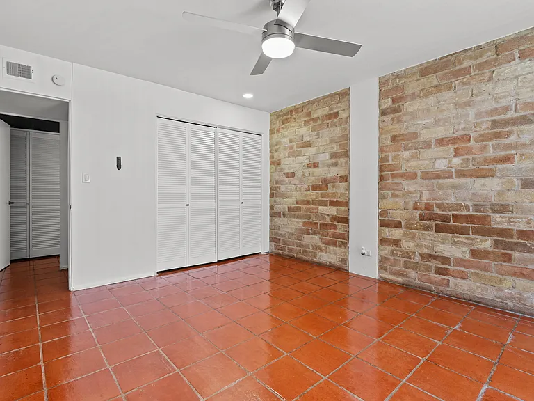 Four Oaks Apartments — Photo 23