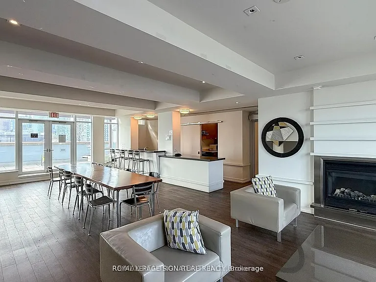 230 King St E #321 — Photo 7