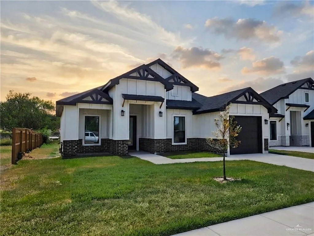 3 bed, 2.0 bath, 1423 sqft, $2,200 — Photo 1