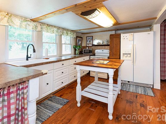 27th image of 1492 Murray Rd