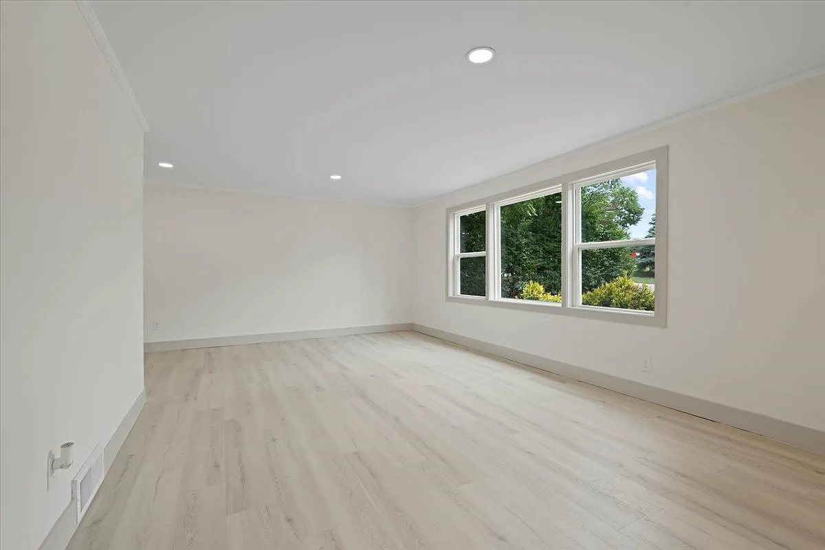 3 bed, 975 sqft, $2,599 — Photo 3