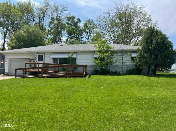 1402 6th Ave SE, Jamestown, ND 58401
