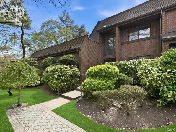 25 Chestnut Hill, Roslyn, NY 11576