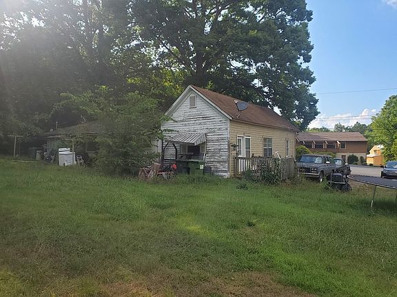 3rd image of 601 Main St
