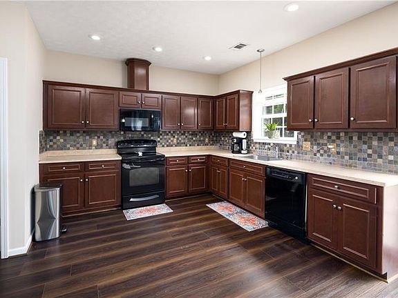 5th image of 5 Cambridge Ct