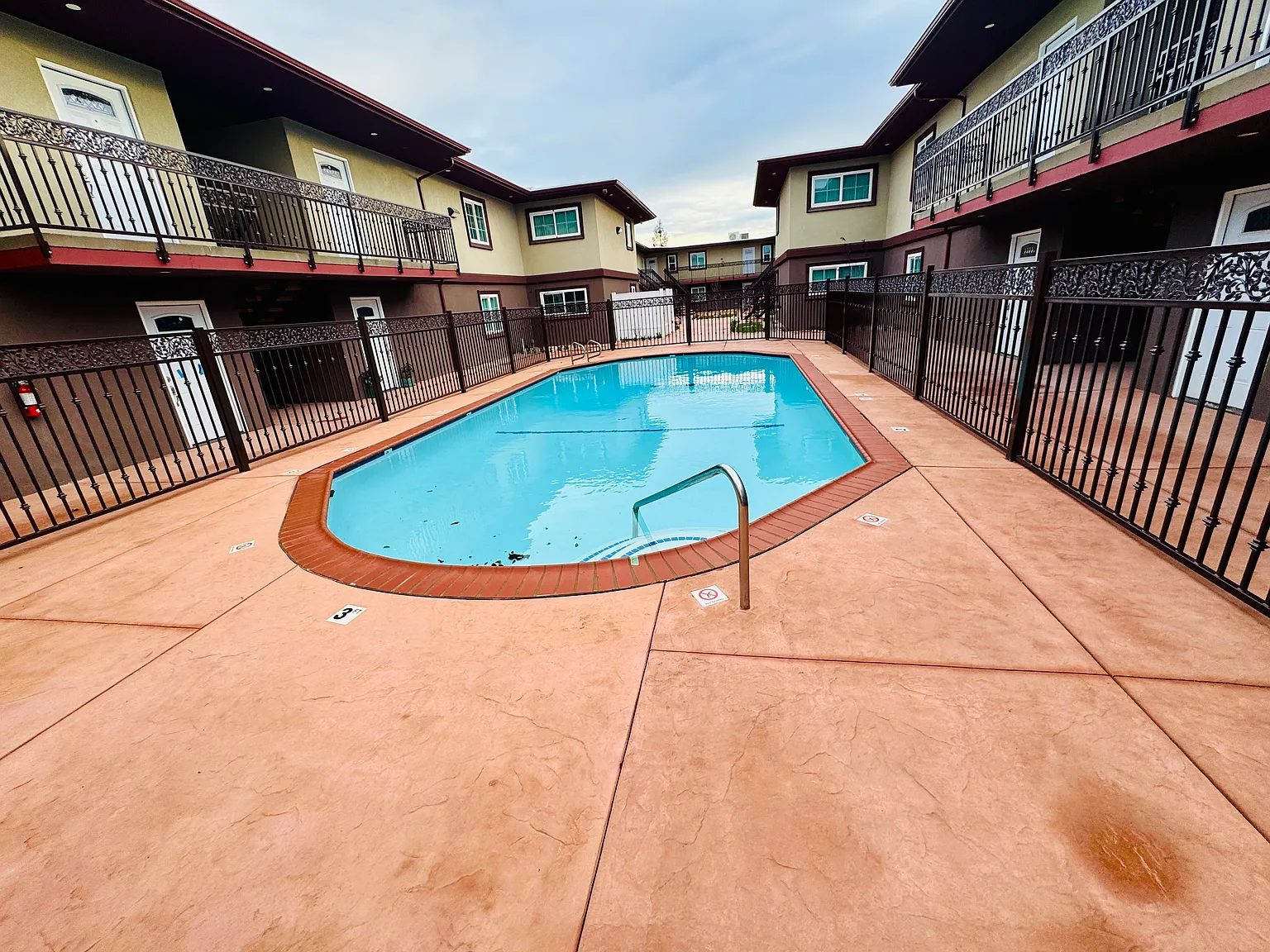 Dakota Castle Luxury Apartments — Photo 3