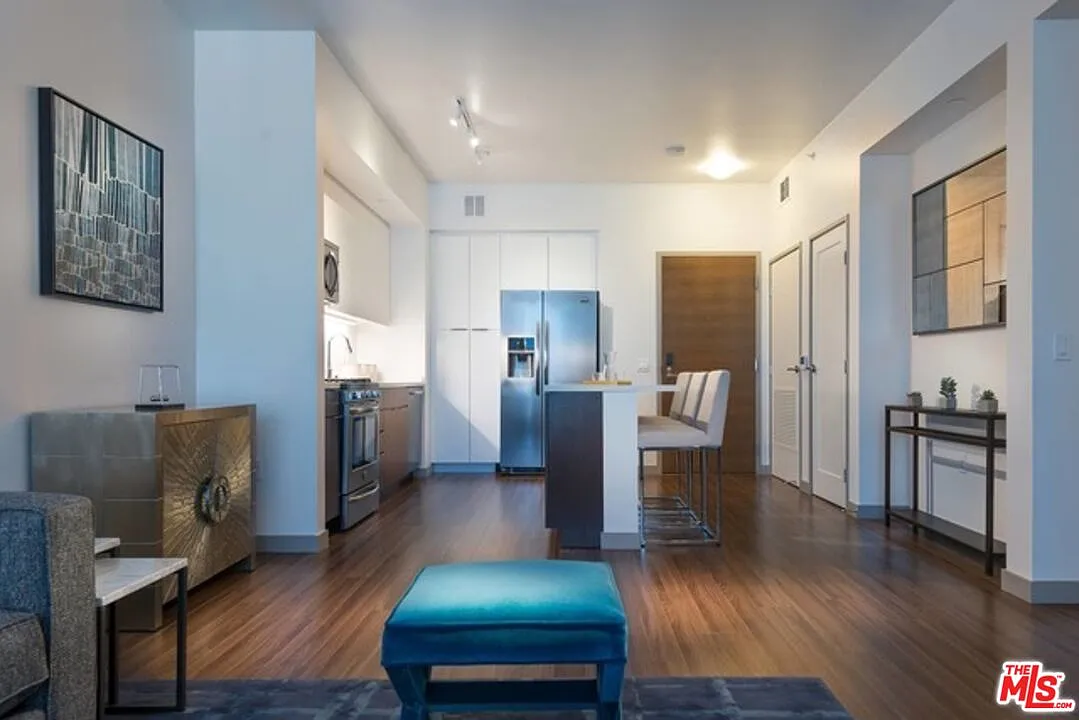 1 bed, 1.0 bath, 840 sqft, $3,122 — Photo 2