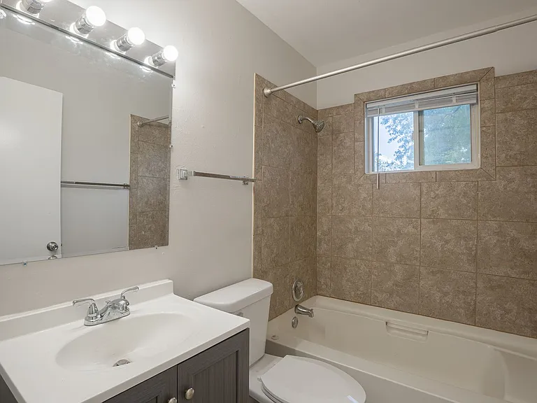 2109 Lake Point Dr — Photo 6