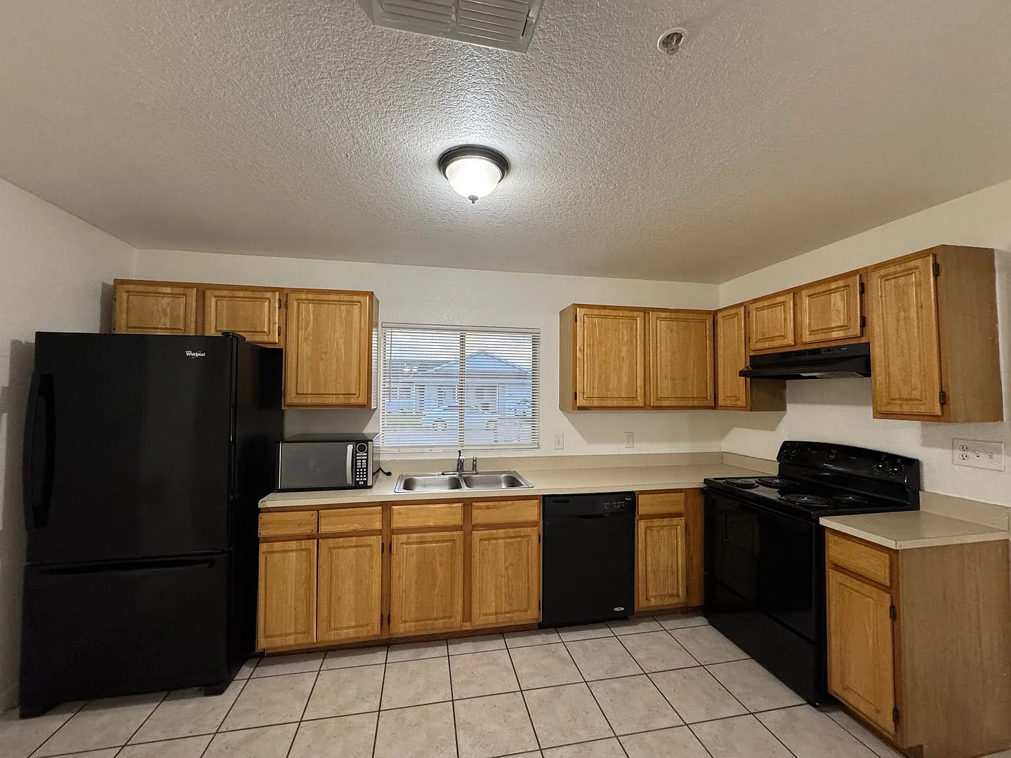 Charming 3 Bedrooms 2 Bathrooms for Lease in 32827 — Photo 3