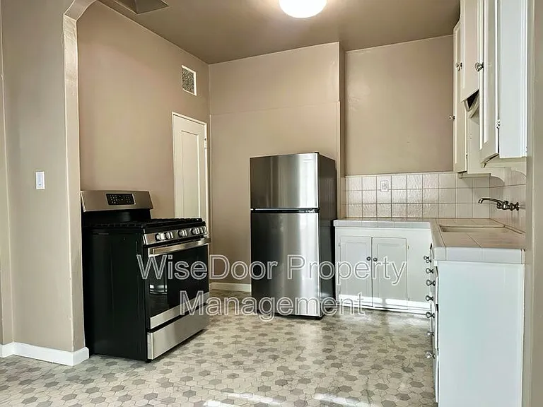 1030 Leonard Ave #6 — Photo 3