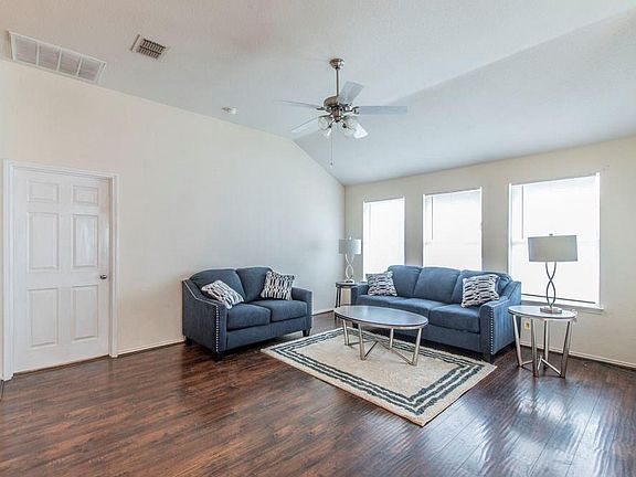 3rd image of 3605 Redwood Cir