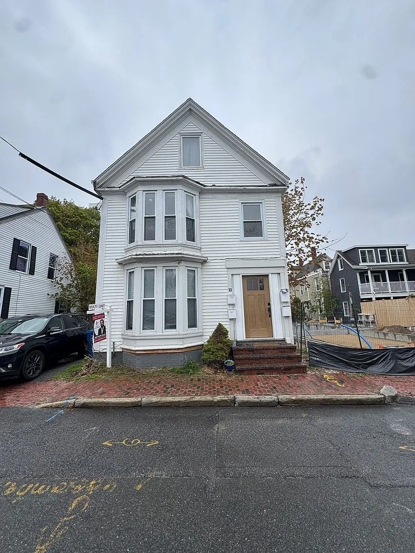 11 Russell Street — Photo 1