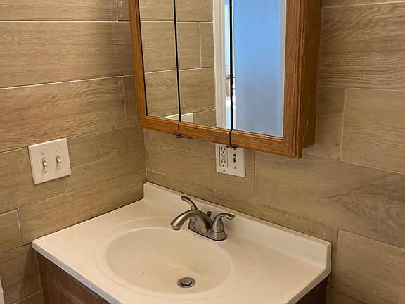 3rd image of 138 Garden St Floor 1