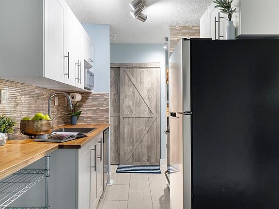 5th image of 930 N Royal Ave SW #4