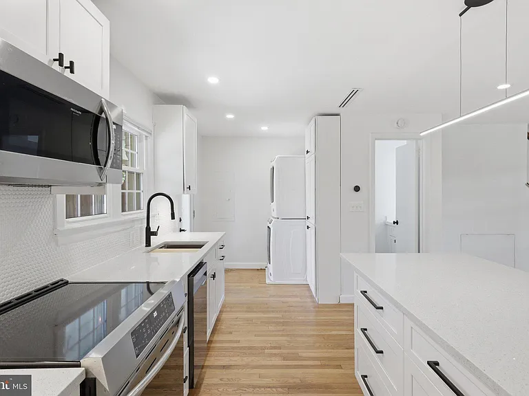 465 Hampton Ct #115 — Photo 11