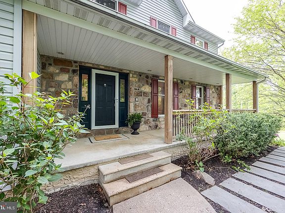 3rd image of 111 Pine Dr