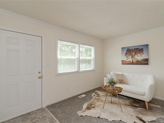 4th image of 609 Reservoir Ave