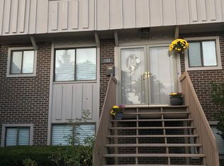 718 Circle Dr, Roselle, IL 60172