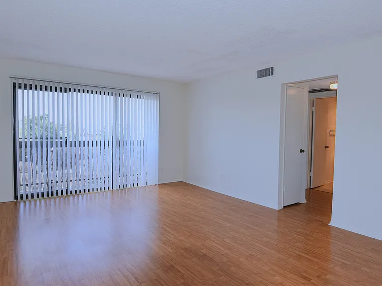 136 S Everett St #202 — Photo 2