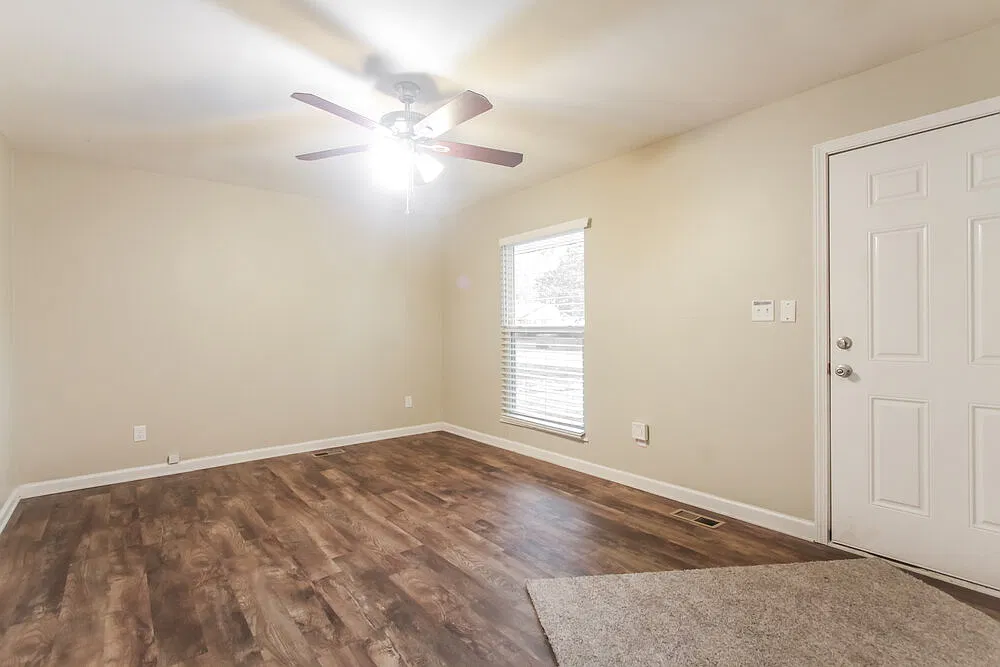 3 bed, 1.0 bath, 1225 sqft, $1,605 — Photo 4