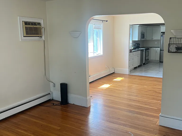 121-123 Clarence St #1 — Photo 5