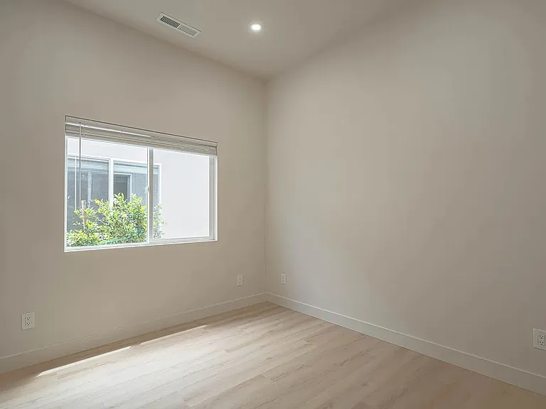 987 Harcourt Ave — Photo 18