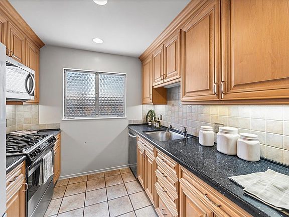 4th image of 151 Lyell St