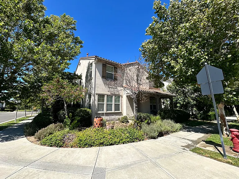 499 W Saint Francis Ave — Photo 2