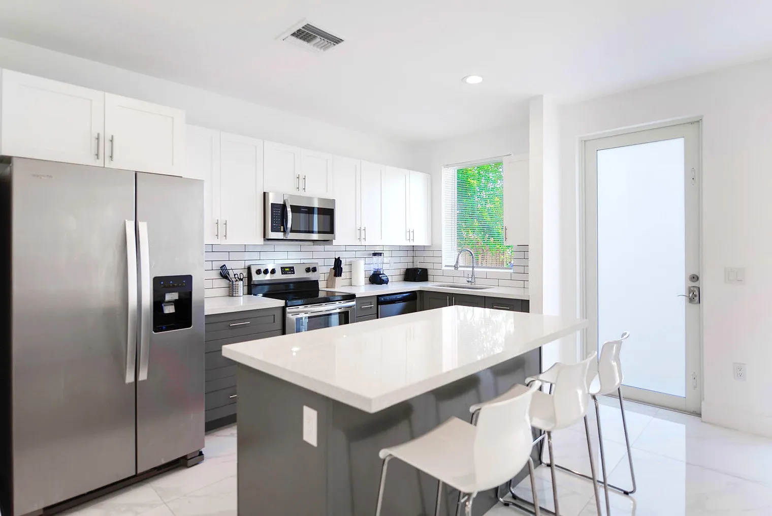 3 bed, 2.0 bath, 1614 sqft, $9,417 — Photo 4