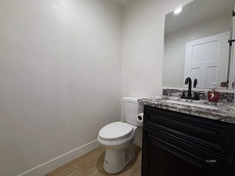 818 W 7th St #B — Photo 17
