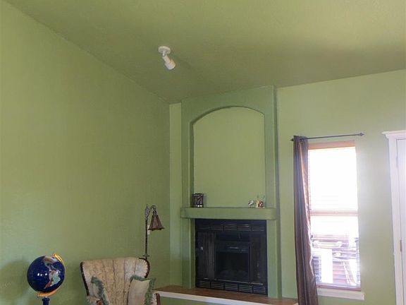 5th image of 990 Jasmine Dr