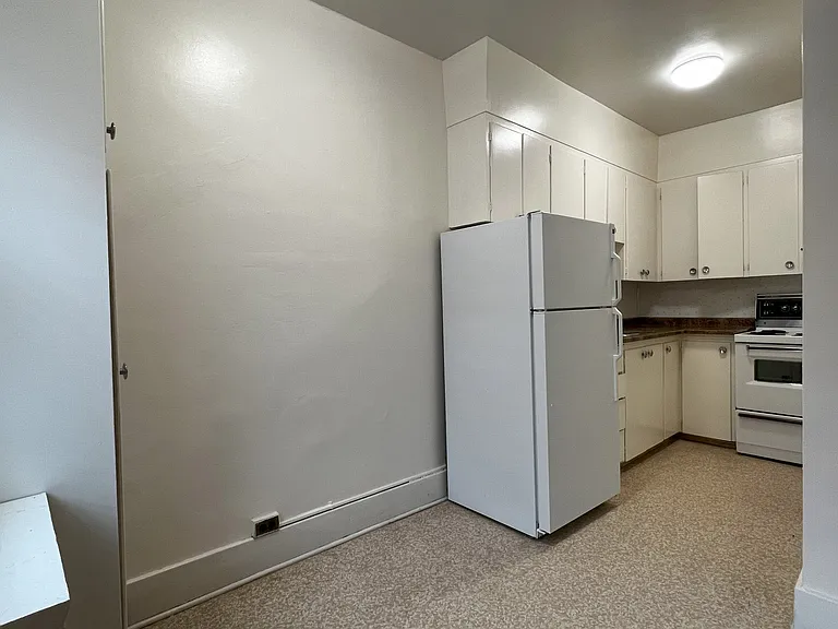 2231 Albert St — Photo 8