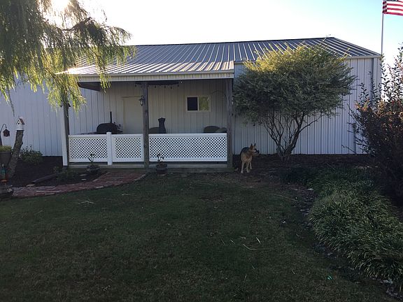 Side covered patio of shop