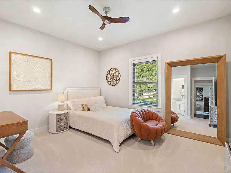 1002 Meriden Ln — Photo 30