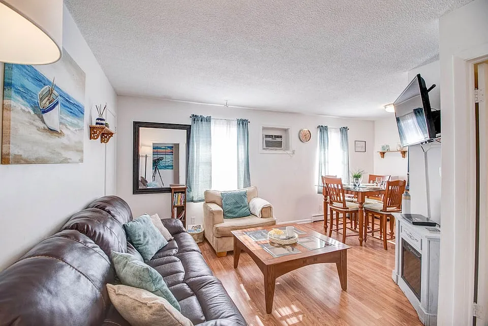 2 bed, 790 sqft, $2,400 — Photo 1