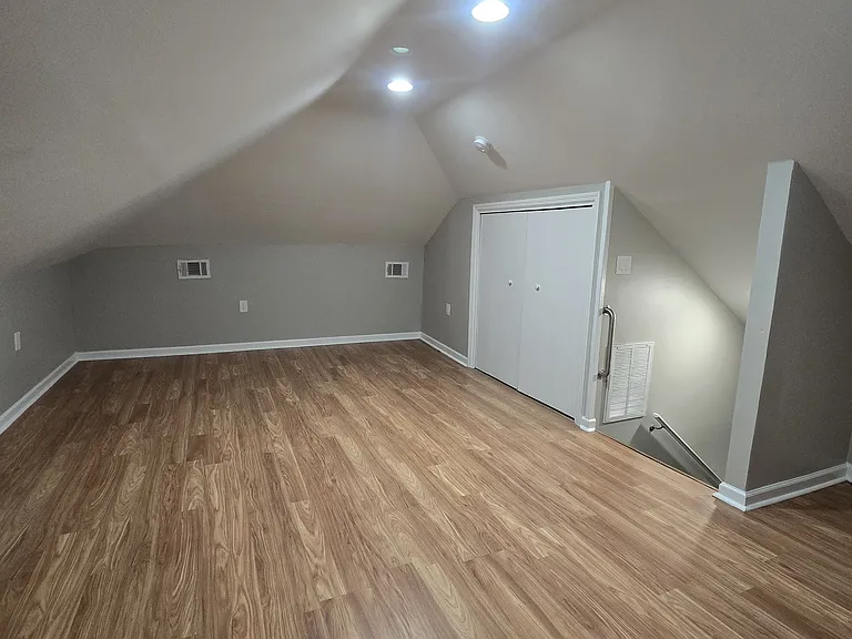 653 E Henry St — Photo 11