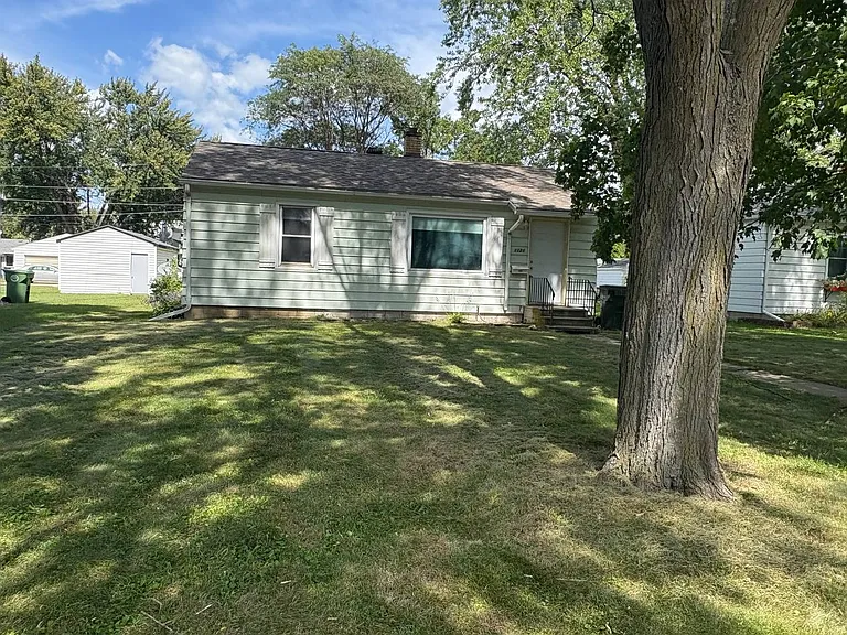1121 Locke Ave — Photo 1