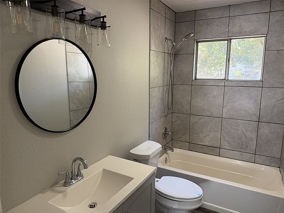 5th image of 1009 Cedar St