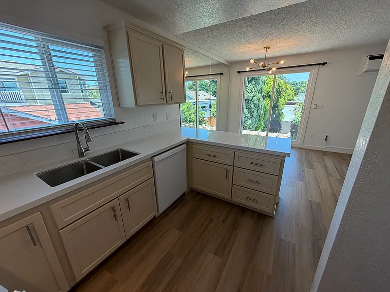 1071 Bonita St #D — Photo 4