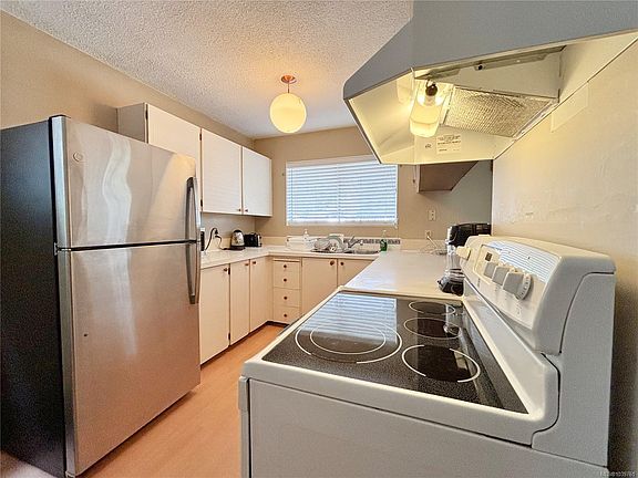 3rd image of 380 Alder Cres