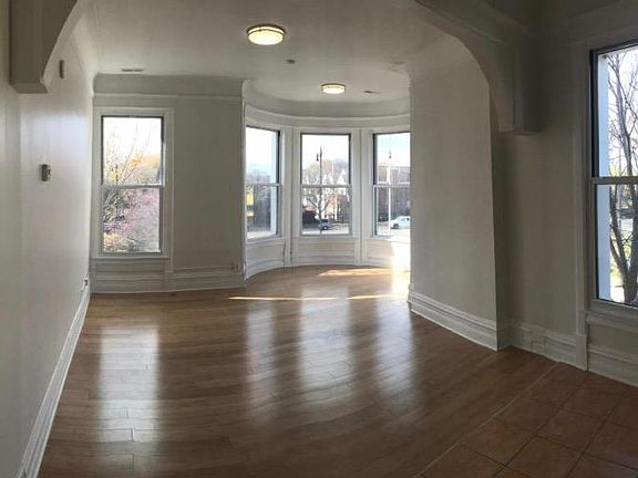2nd image of 5721 N Clark St Unit 201
